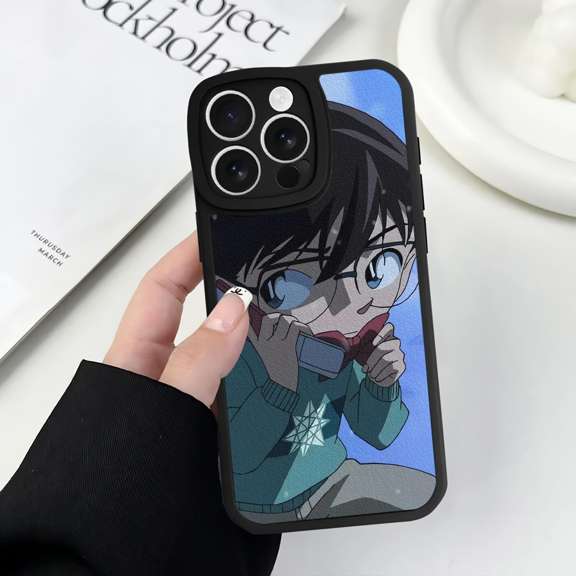 （画像用） 名探偵コナン Detective Conan 【iPhone 16シリーズ対応】シリコンスマホケース（レザー調） 材質：シリコン